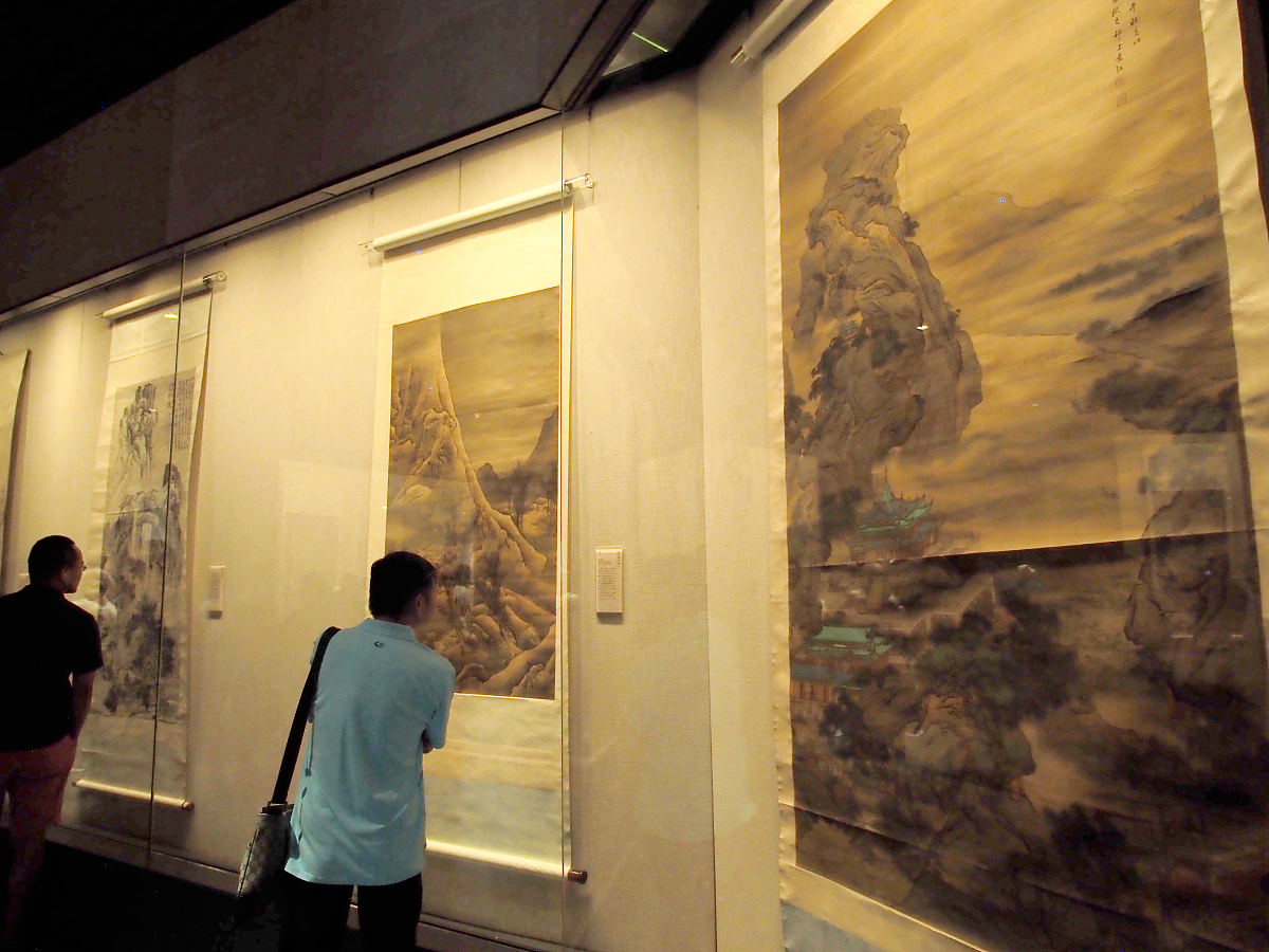 把下面这段话翻译成英文：5132古今艺术观水墨画的艺术观可概括为天人合一观生命表达观道、禅结合观阴、阳互动观和融合古今中外的混合艺术观。51321天人合一观中国的天人合一的哲学认识观表达人与自然和谐共生的关系。人与天地精神互相往来形成了传统水墨绘画主观与客观相统一的美学思想并成为中国绘画中特别是山水画的灵魂所在。在中国哲学中将人与自然结合并超于自然的境界认为是人生的最高境界被认为是真正的心理上与精