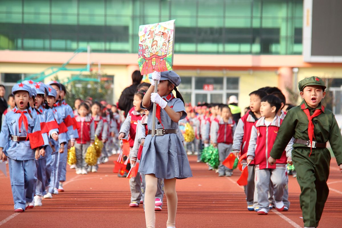 请将这篇文章改成满分作文：我马上就要成为初中生了但在小学生中最难忘的事还是那次去外运动会。 那天早上我起的特早飞奔到天坛体育活动中心跳上看台迫不及待的等待开幕。 等了一个世纪的时间老师组织我们下看台走到操场上看起了开幕式表演一年级的舞蹈活泼可爱高年级的舞蹈青春活力。还有家长方阵家长们脸上带着微笑仿佛回到了小时候。接着同学们齐唱国歌又一起做了广播体操由校长宣布运动会开始说完。后主席台上的老师们举起了