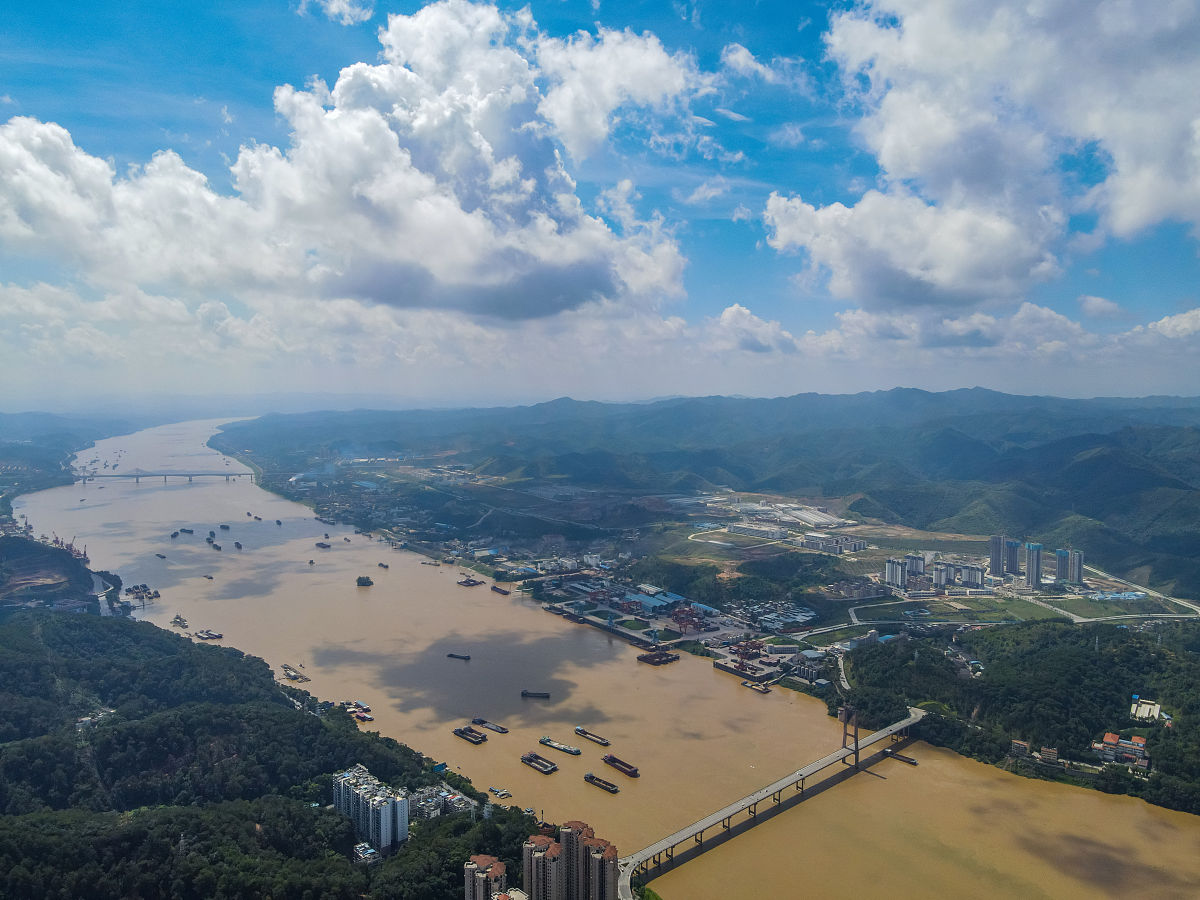 探寻广西梧州三大特产：花雕酒、藕粉、蒸鱼