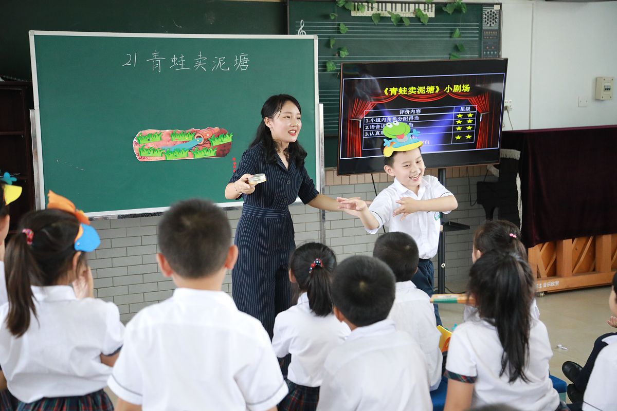 恩施市清江外国语学校小学部语文课堂教学观摩总结：激发兴趣，培养思维