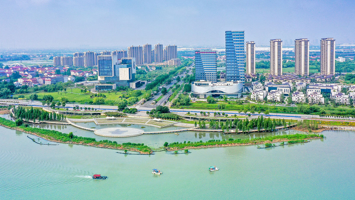 2021年6月4日,浙江省湖州市长兴县太湖街道护水队正在太湖沿岸进行湖