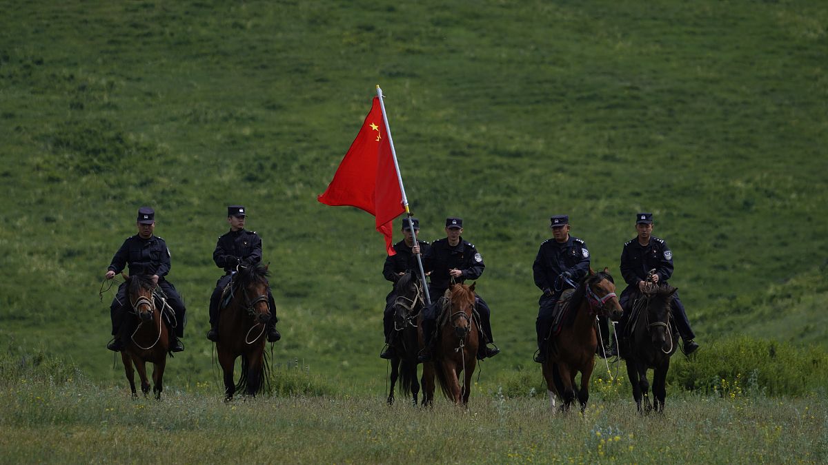 2021年6月21日,新疆阿勒泰,民警的巡边马队正在开展巡边踏查工作.