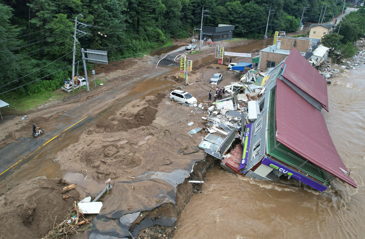 9月2日台风苏拉过后铁建南方公司积极响应各部门号召智能探测中心紧急组织了台风苏拉过后的隐患排查工作帮我写一个短视频脚本