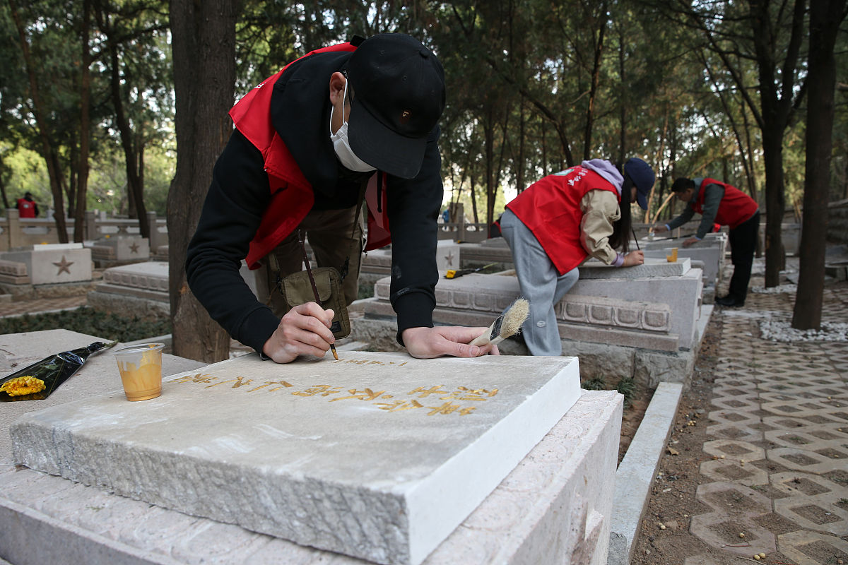 把下面内容进行洗稿重写马青苗今年50多岁是河南洛阳凤凰山生态纪念园的一名保洁员。她的工作是每天擦拭100多块墓碑保持墓地的整洁和美观。但她不仅仅是在做一份普通的清洁工作她还在用自己的方式向逝者表达敬意和祝福。