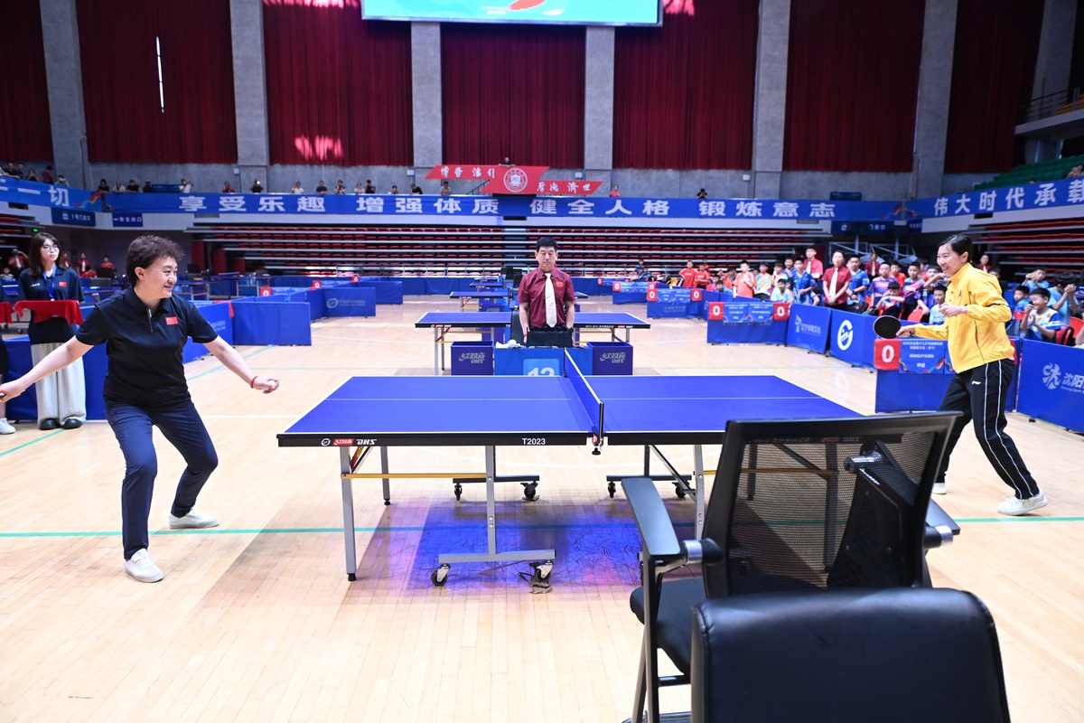 乒乓五子棋比赛现场：热闹非凡，精彩绝伦！