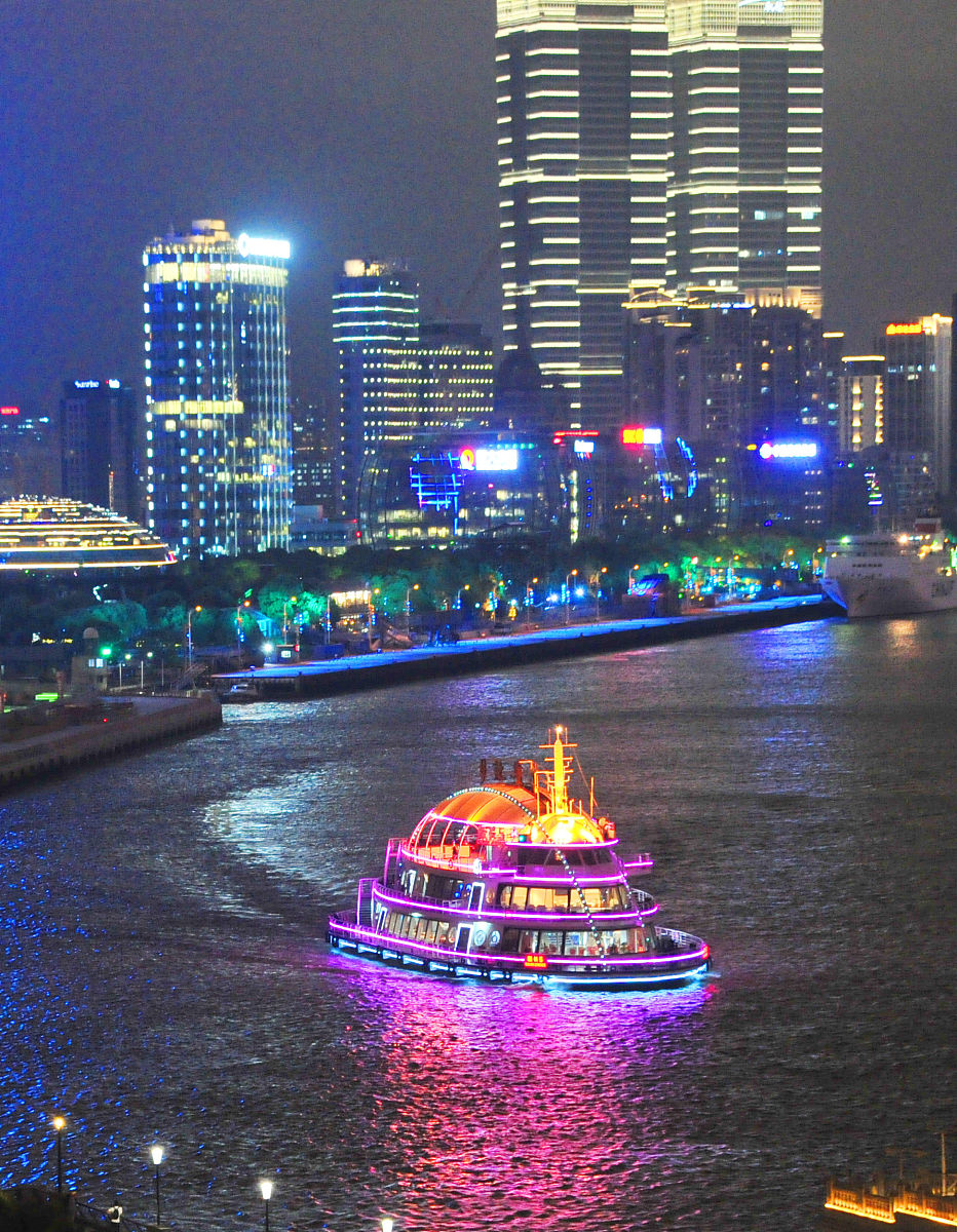 夜晚从中华路轮渡码头坐轮渡欣赏夜景丈量新时代伟大成就。