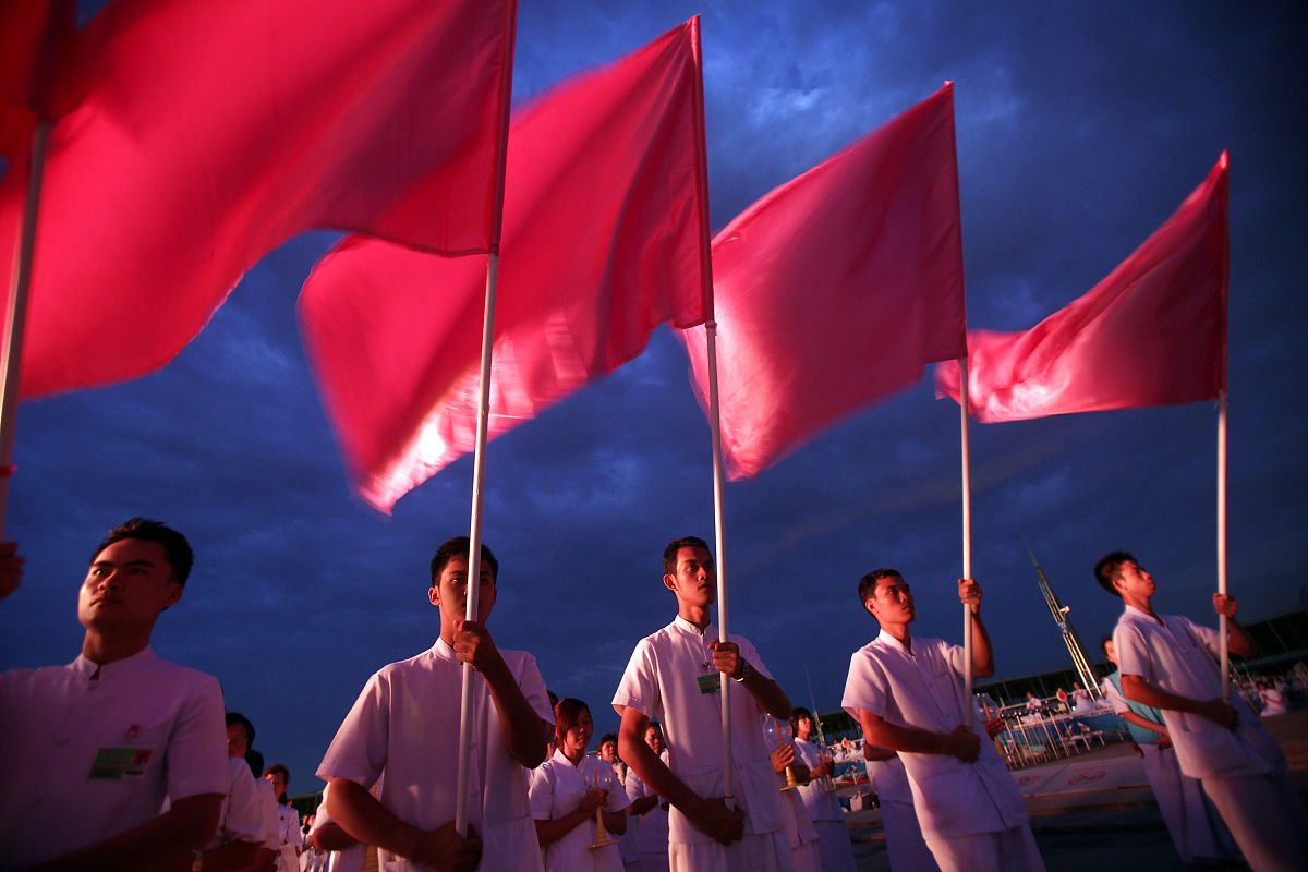 2012年3月7日,泰国巴吞他尼府,数千名僧侣坐在灯烛旁诵经,庆祝万佛节.