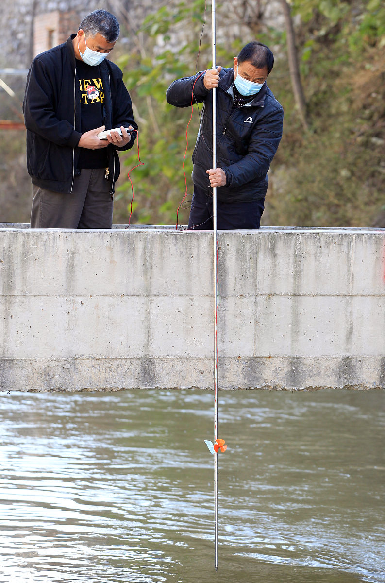 冲洗水位计的操作步骤和判断水位的方法有哪些？