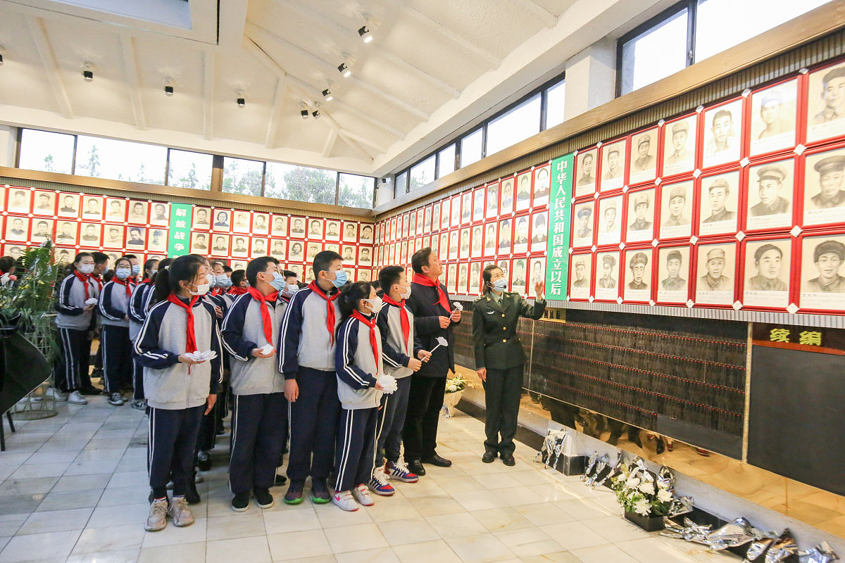 请为这篇文章起个带有阅读元素的标题要求对仗工整运用比喻和拟音字：新造村的工作人员小王是一名热爱阅读的年轻人。他希望能够通过阅读的方式向年轻的红领巾少先队员们传递烈士的精神让他们从中汲取力量成为更加优秀的人。 于是小王决定组织一次烈士纪念馆的参观与红领巾少先队员志愿讲解烈士事迹的活动。他精心策划邀请了一些热爱阅读的志愿者希望能够让这次活动更加生动有趣。 当天小王和志愿者们带着一群红领巾少先队员来