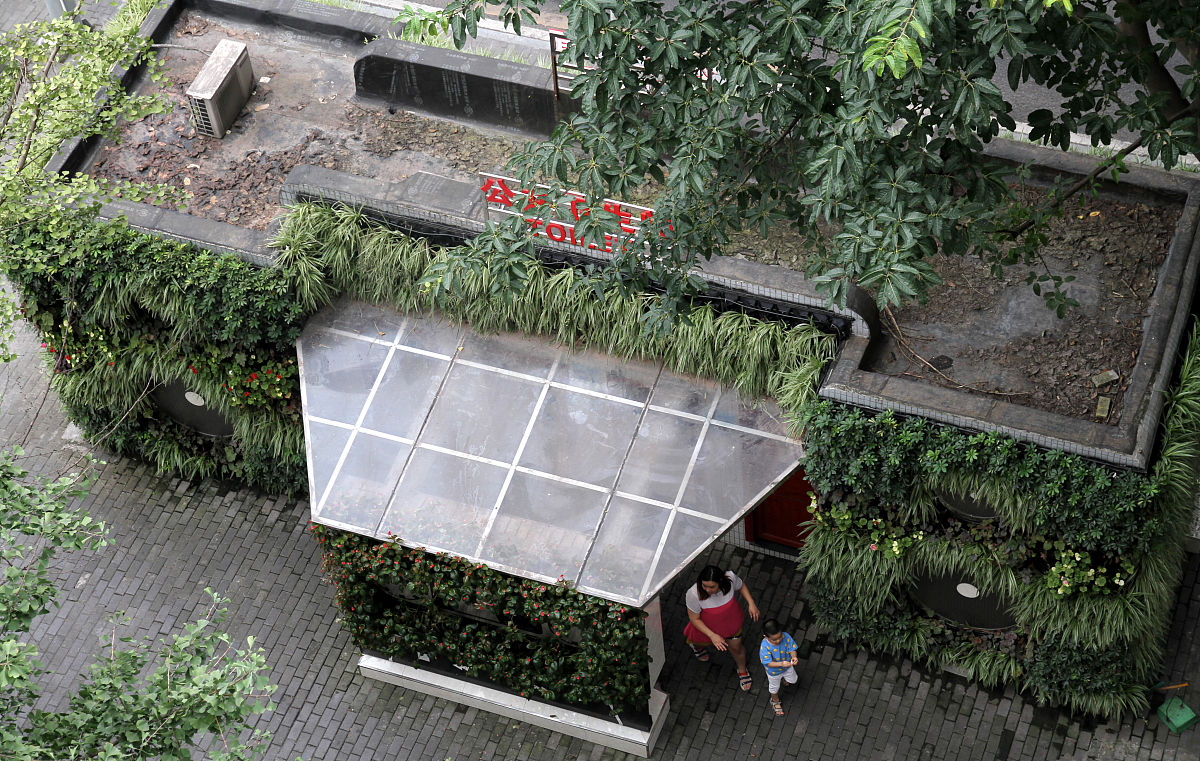 2019年8月14日,在重庆市九龙坡区谢家湾正街路旁,一公厕外观如老式"磁