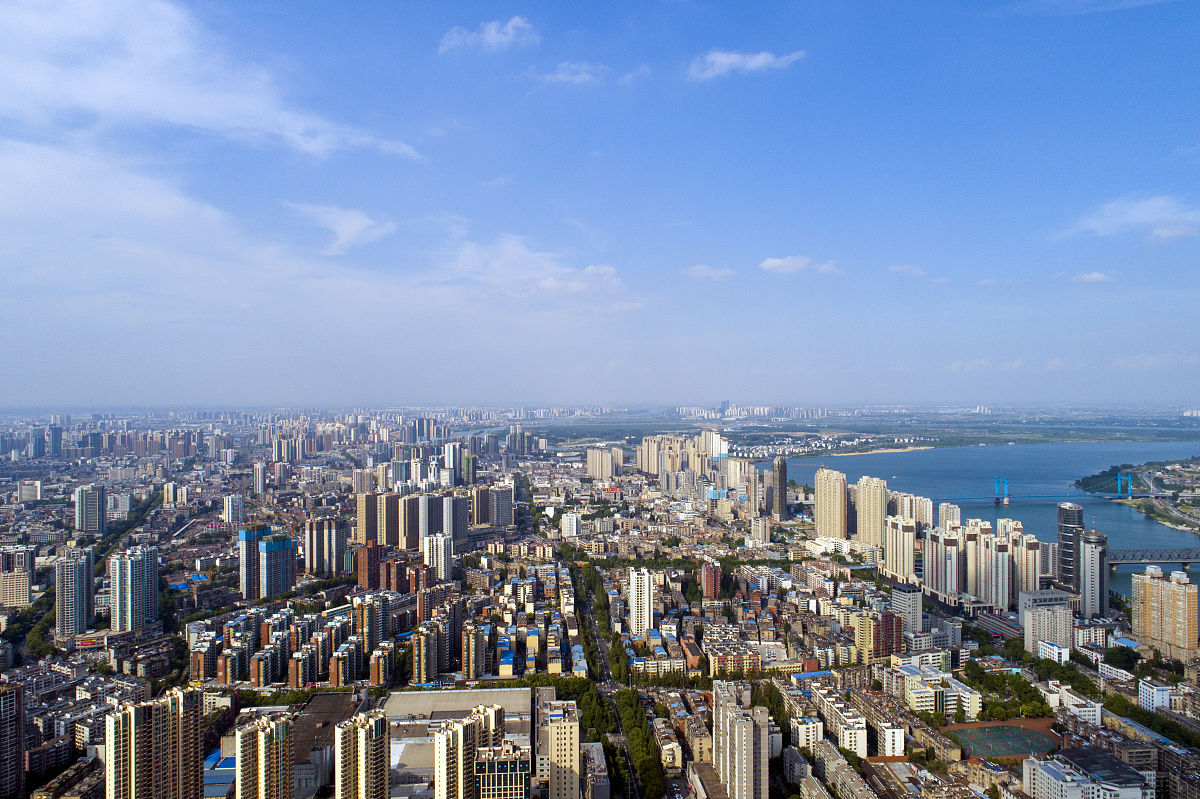 2021年5月31日,湖北襄阳,航拍汉江与江畔城市风光.