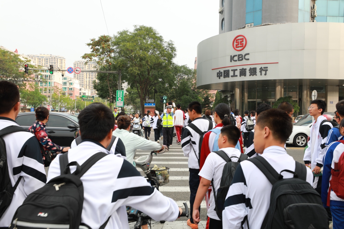 正好他班主任来了,问情况,我就一五一十的告诉老师