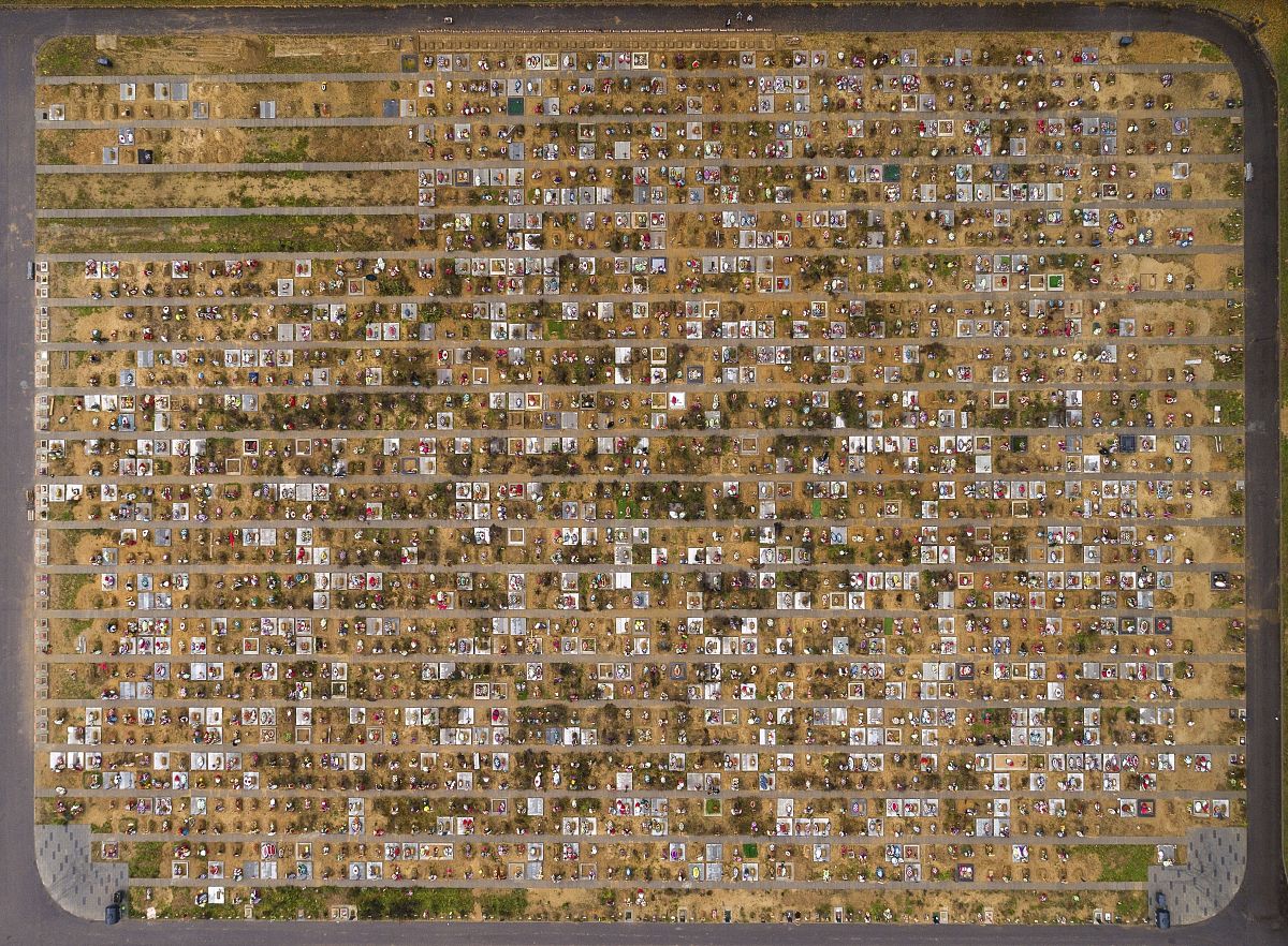 当地时间2021年10月21日,俄罗斯莫斯科,埋葬新冠肺炎逝者的墓地.据俄