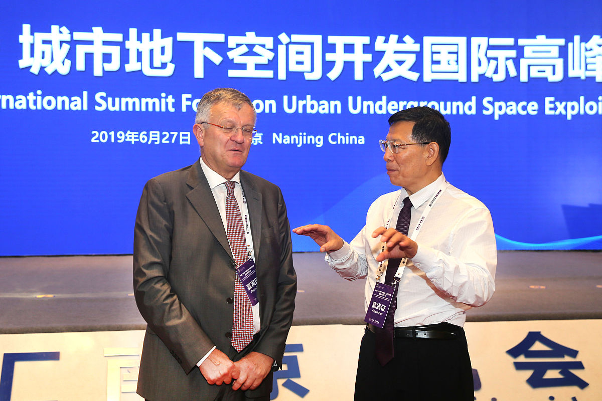 写一篇如何提高心理辅导站部门工作人员策划组织活动能力的培养方案