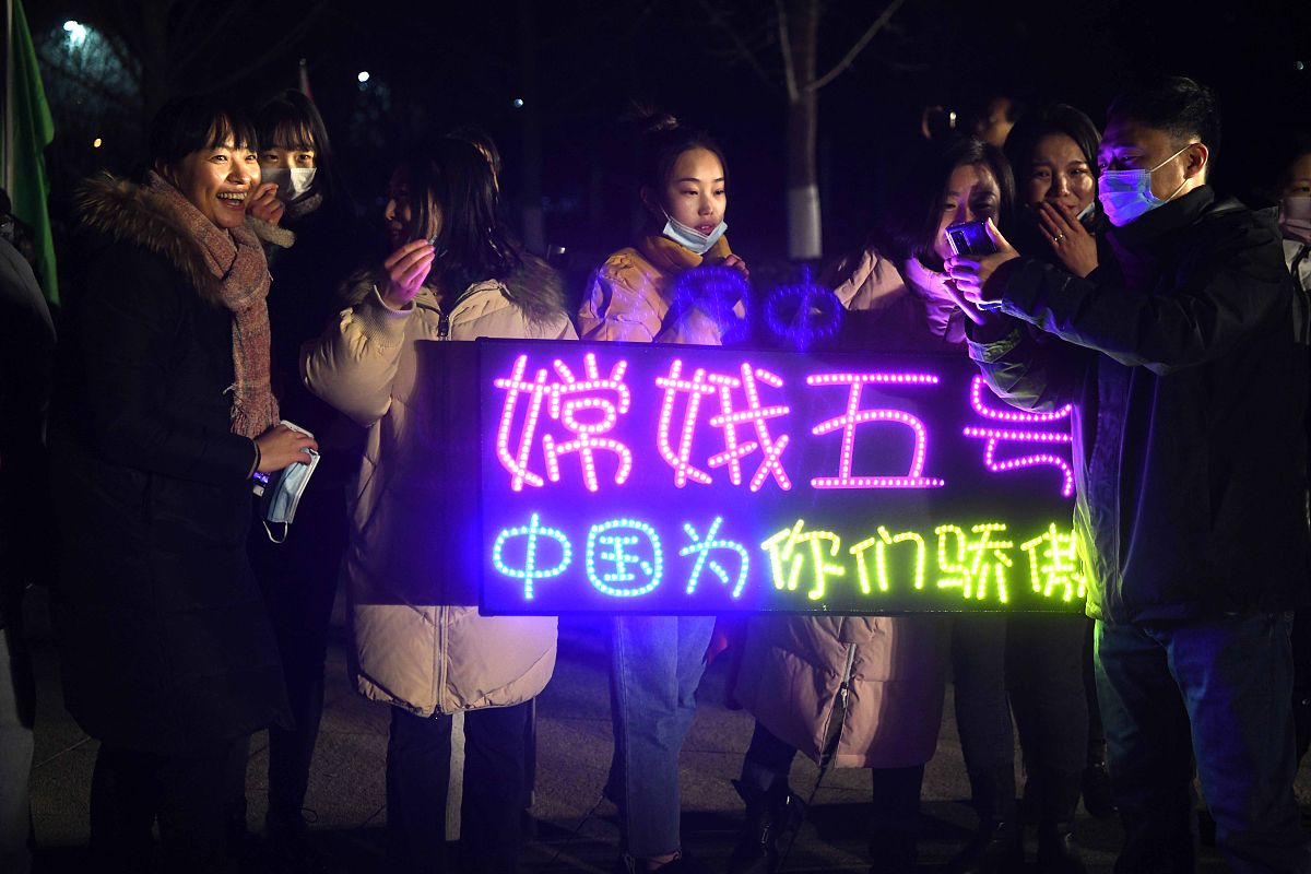 2020年12月17日晚,北京,嫦娥五号返回器回到了它的诞生地——中国航天