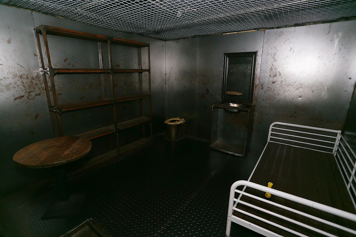 请写设计一个密室案