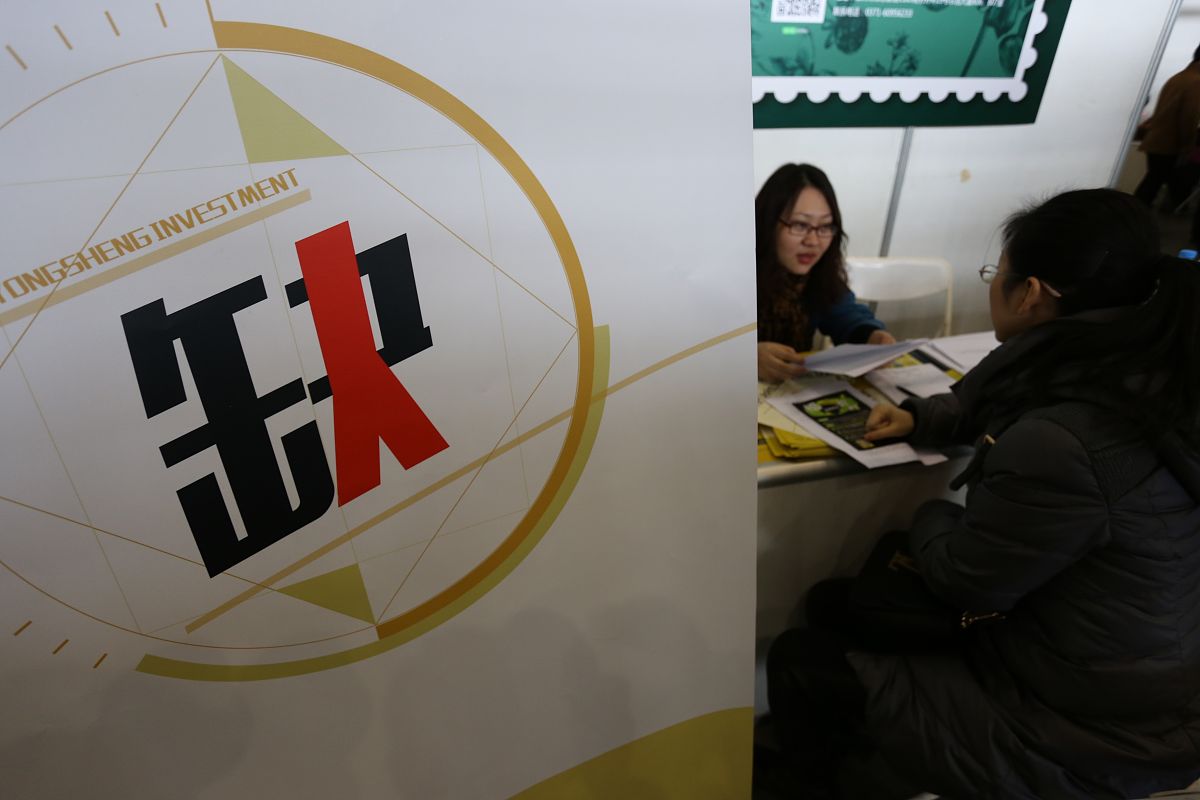 2015年3月6日,河南郑州,大批求职者在招聘会现场咨询.