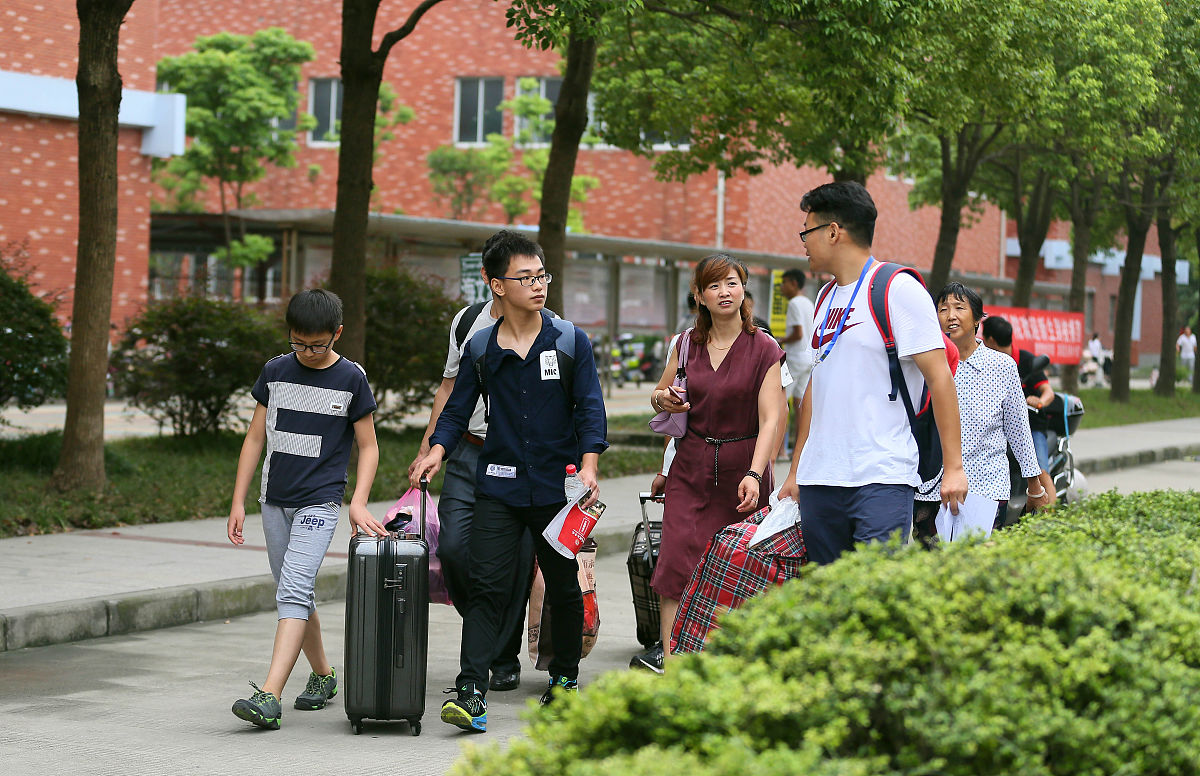 2017年9月9日,江苏省南通理工学院志愿者在为新生拿行李.
