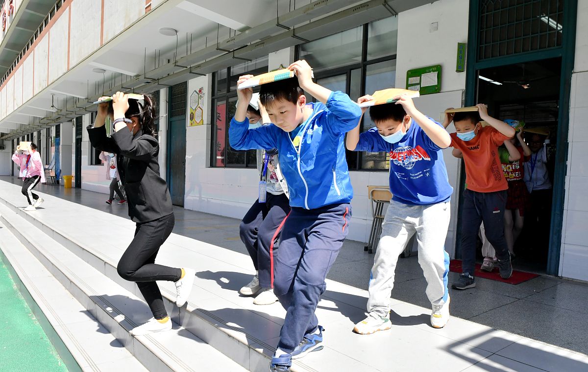 2020年5月12日,合肥,在蚌埠路第二小学,学生们正在参加地震应急疏散演