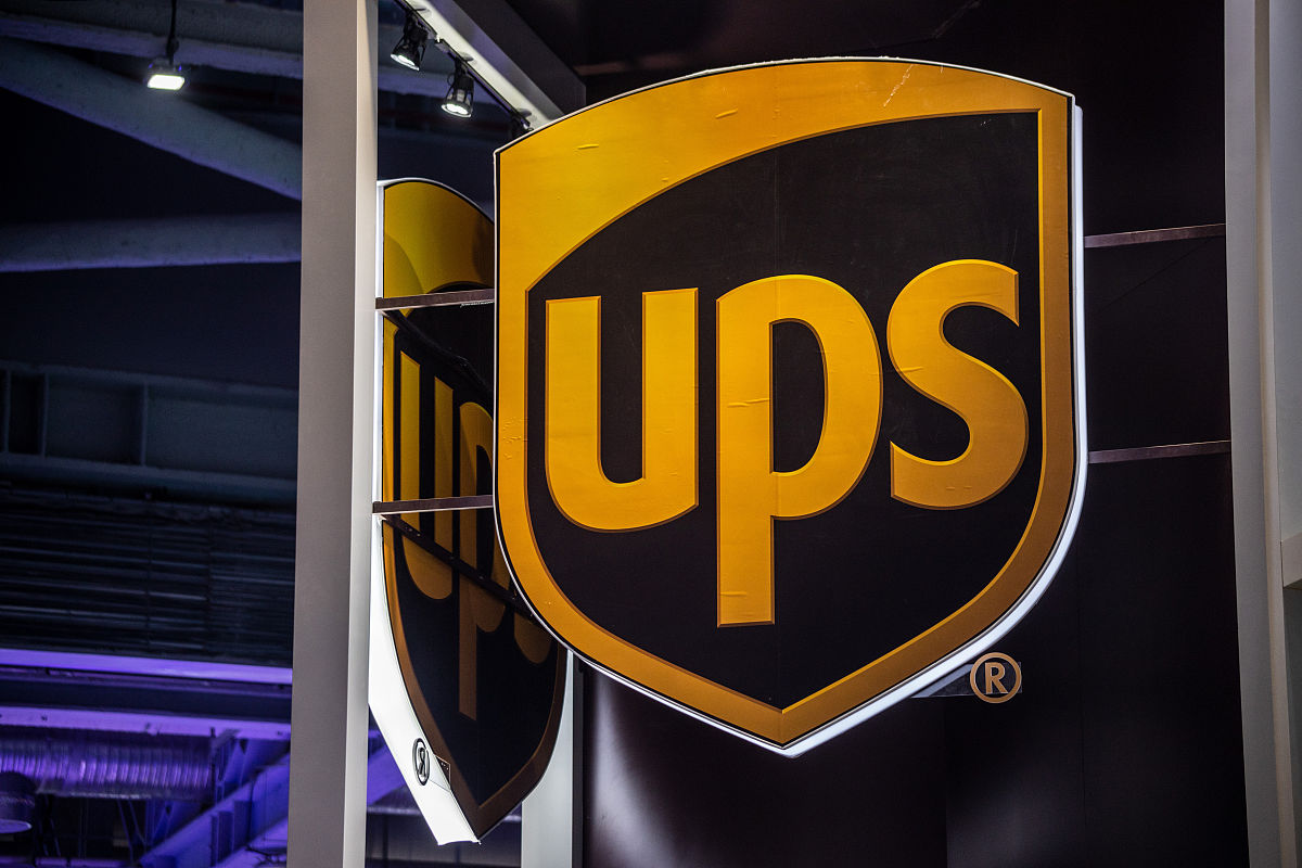 在海外SHEIN的物流配送一直依赖于UPS、DHL、USPS等老牌快递巨头在成本、效率等方面不可控。扩写这段话