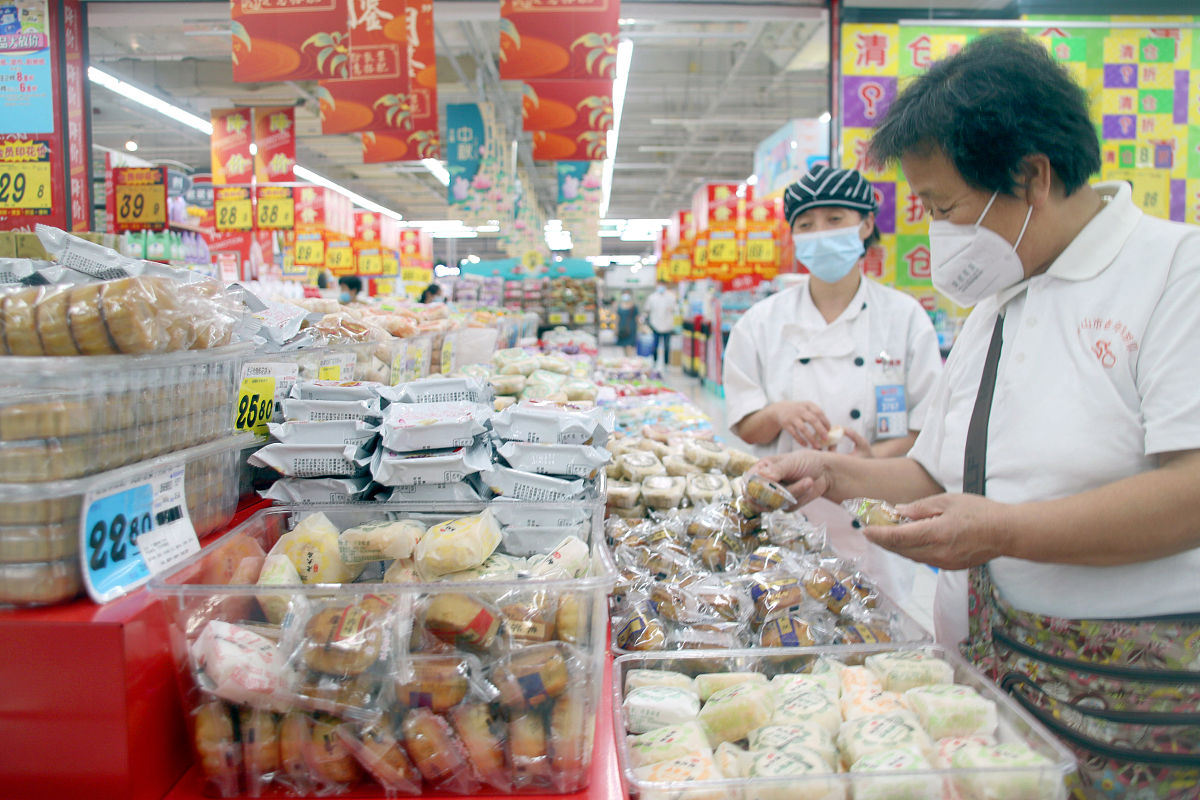 2021年9月11日,市民在江苏省苏州市姑苏区一家超市的"月饼大街"选购月