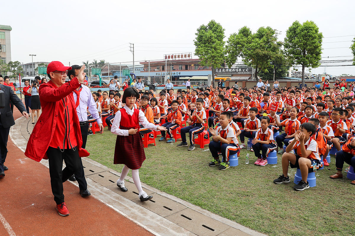 2018年4月20日,广州,广州番禺区化龙镇中心小学迎来了著名表演艺术家,