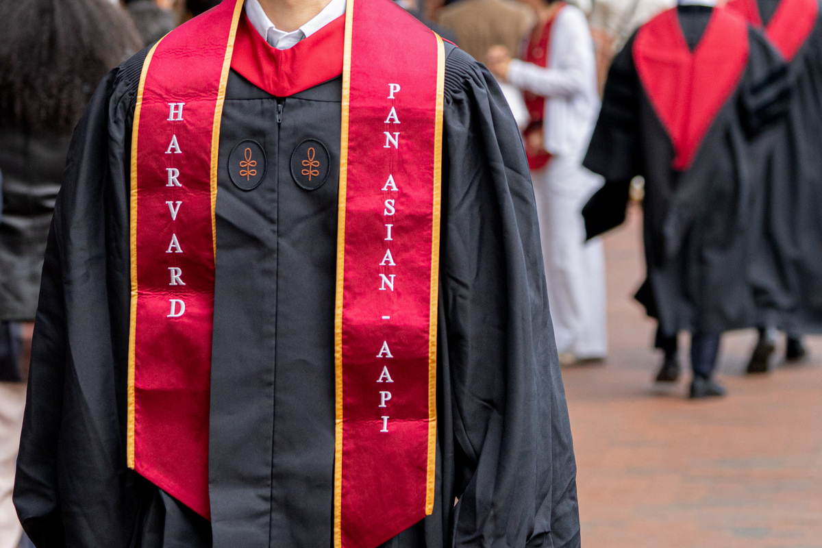 在一个宗教自由的社会中存在以下有关宗教自由的争议问题：在公立学校公共服务部门是否可以穿特定宗教服饰？学校是否可以教授宗教传播特定宗教？是否要为特定宗教设立宗教敬拜场所？请根据以上两个问题作答说出你的观点一篇作文的总字数不少于1500字