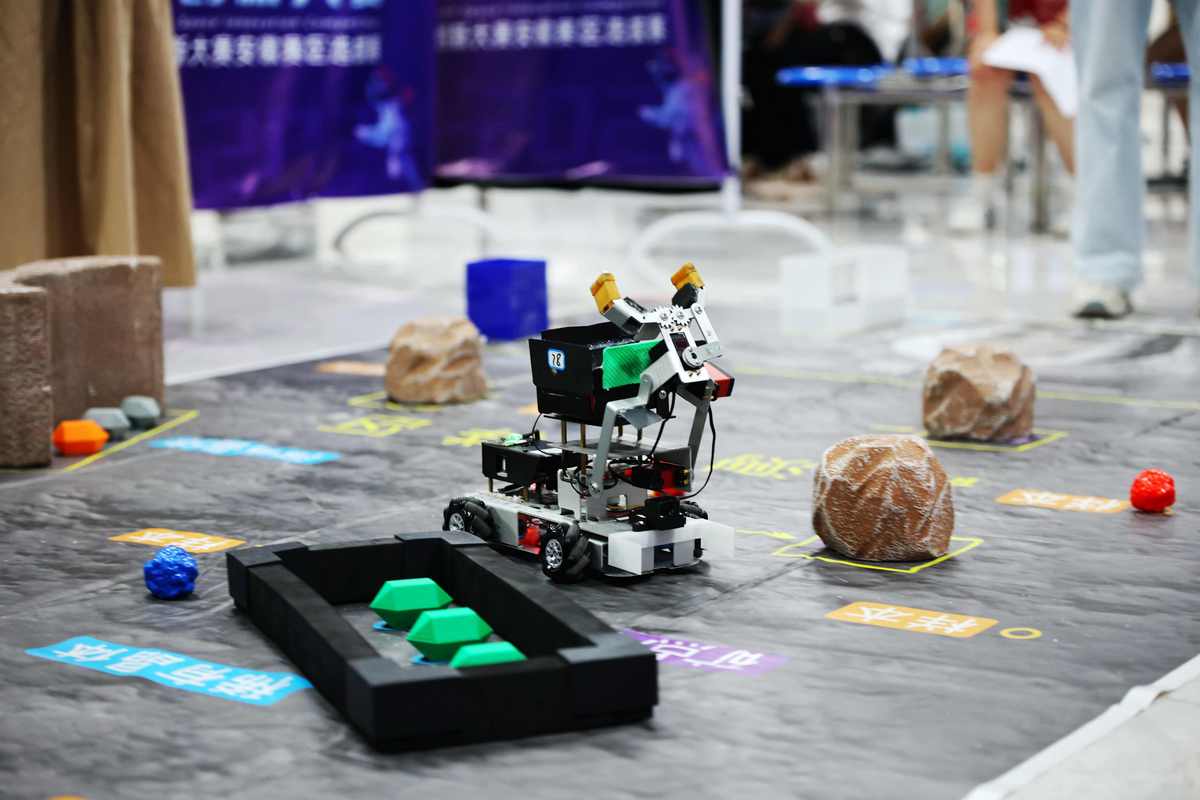 润色下面一段话：本文所研究的Dobot机器人如第二章图23所示带有吸盘的Dobot机械臂有五个旋转关节。其中第四个关节是被动关节由第二、三个关节的步进电机一起进行控制第五个关节为末端执行器。