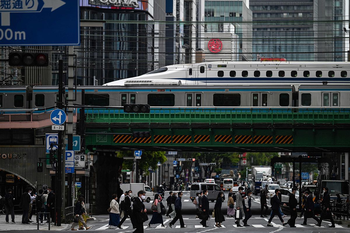 当地时间2021年4月9日,日本东京,民众戴口罩出行.世界卫生组织官网最