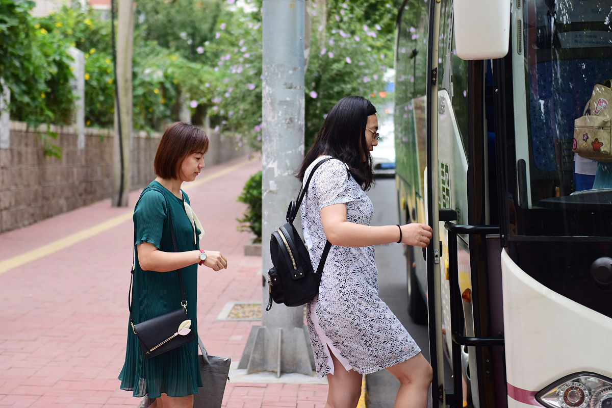 2018年9月6日,青岛.人还没上车,杨娜的手机就收到了宿管老师发来的信