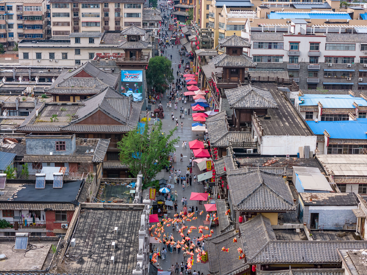 介绍洛阳十字街的地理位置和交通优势