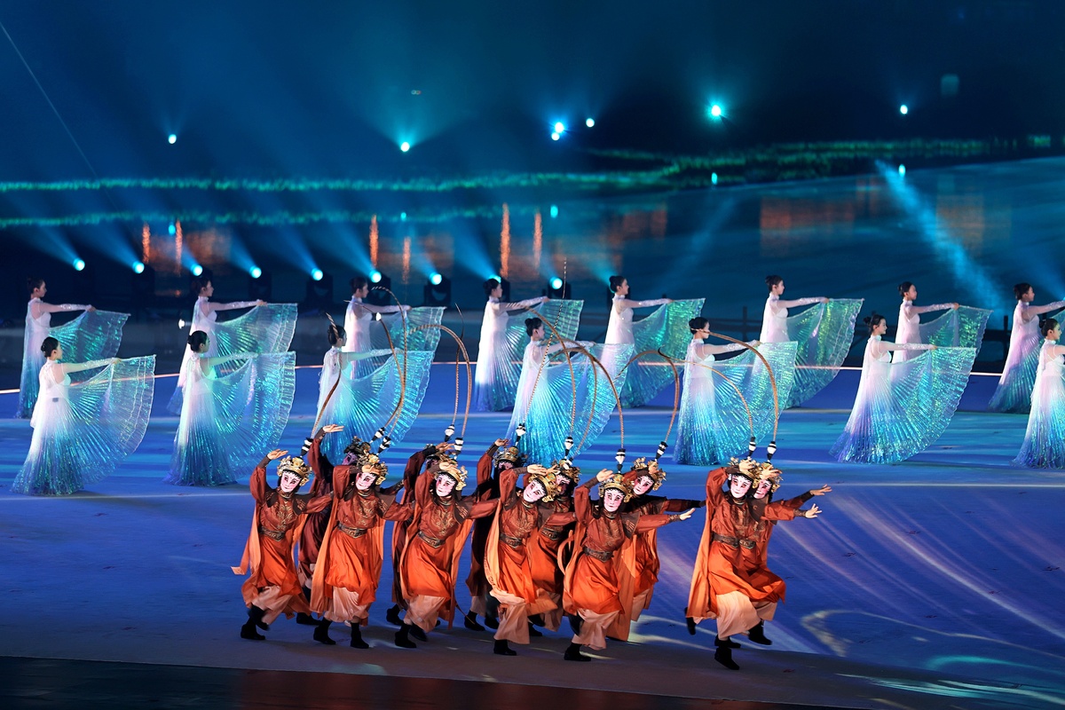 藏族三人舞《牛背摇篮》赏析：动作、音乐、美术、主题思想深度解读