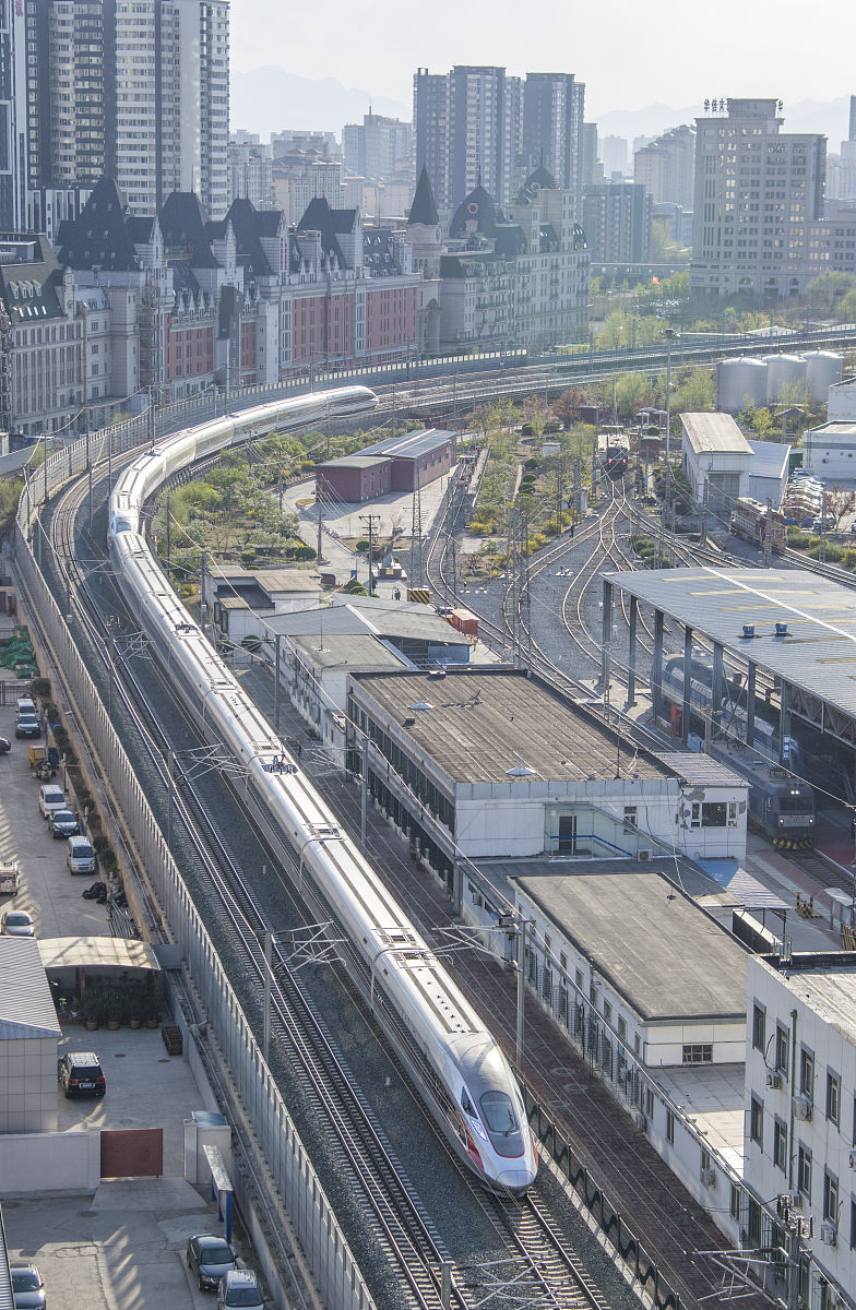 北京到武汉距离：1068 公里路程