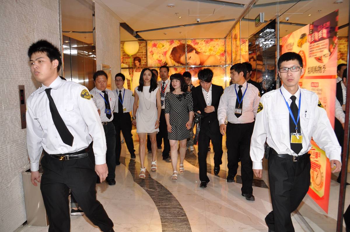 银行职员践行延安精神：坚定信念，服务人民