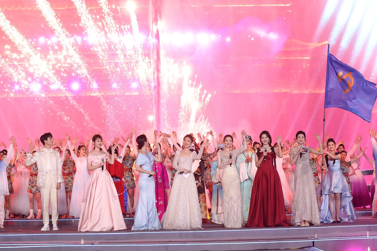 撰写一篇夏日时尚美文参考童心是缤纷逐梦的圆舞曲化成一阵阵音符飘舞在夏日的明媚时光里伴随小朋友撒欢趣味的身影