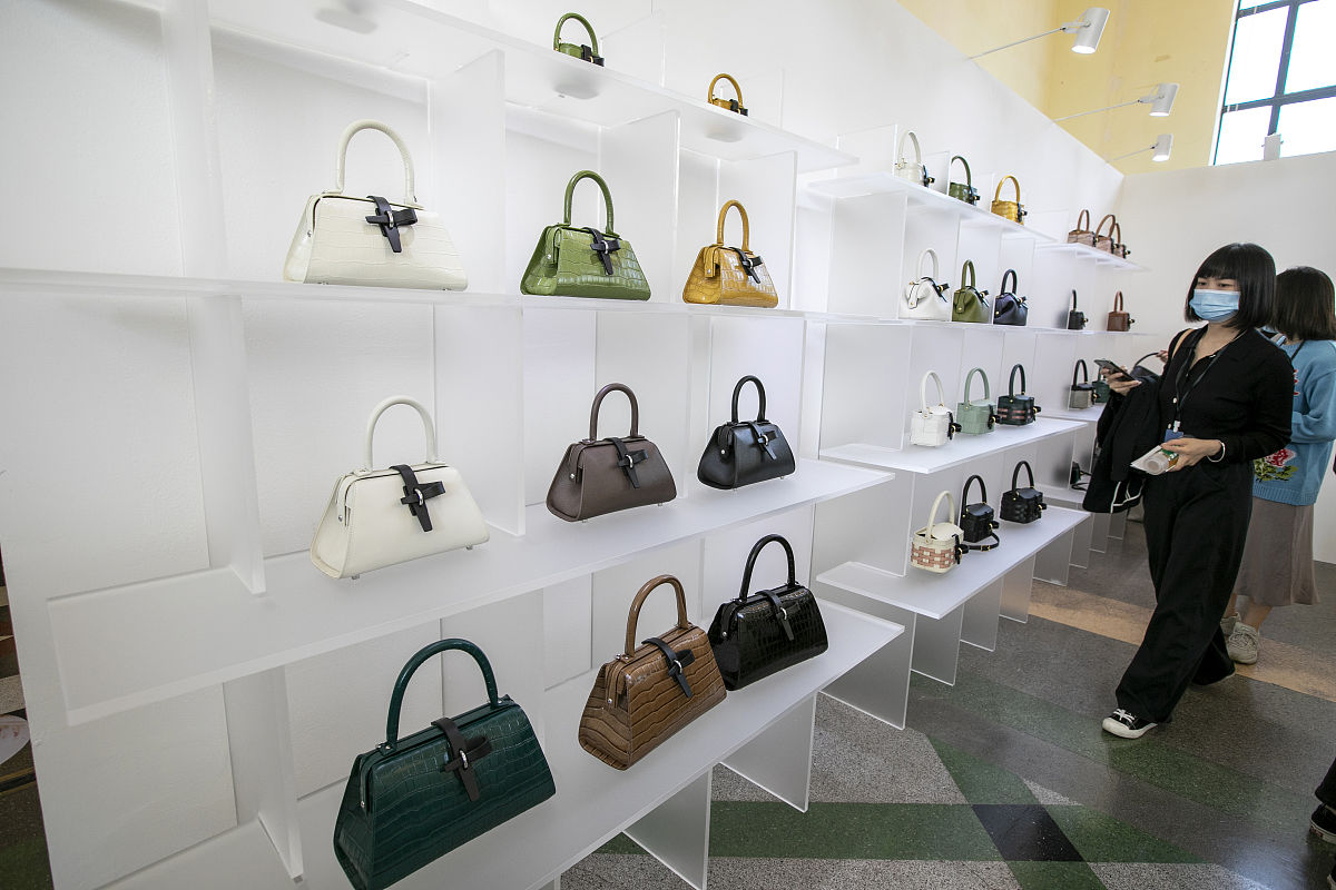 缩短以下文字：Loewe成第二季度最热门品牌据时尚搜索引擎Lyst发布的2023年第二季度热门品牌榜单显示Loewe搜索量同比大涨19首次登上Lyst最热门品牌排行榜榜首。上个季度排名第一的Prada落至第二Versace位列第三较上一季度上升了5位连续第二个季度跻身上升最快的品牌之列。其他进入前十名的品牌依次还包括Miu Miu、Bottega Veneta、Valentino、Saint La