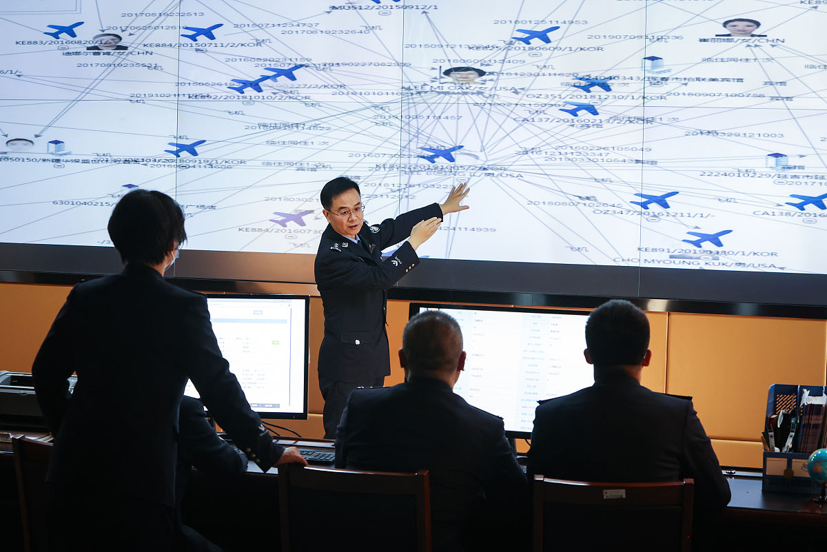 分析一下当前环境下刑事犯罪侦查工作主要面临哪些困难