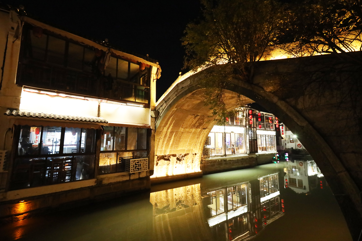 青果巷作为江南名士第一巷有秀美的水景和金黄的夜景帮我写一段150字的文章描写青果巷的夜景
