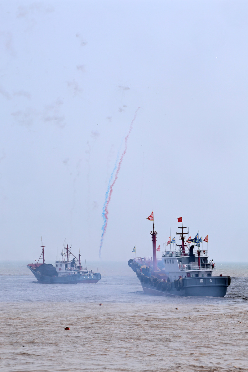 中国海警2502舰艇编队钓鱼岛领海巡航，维护国家领土主权