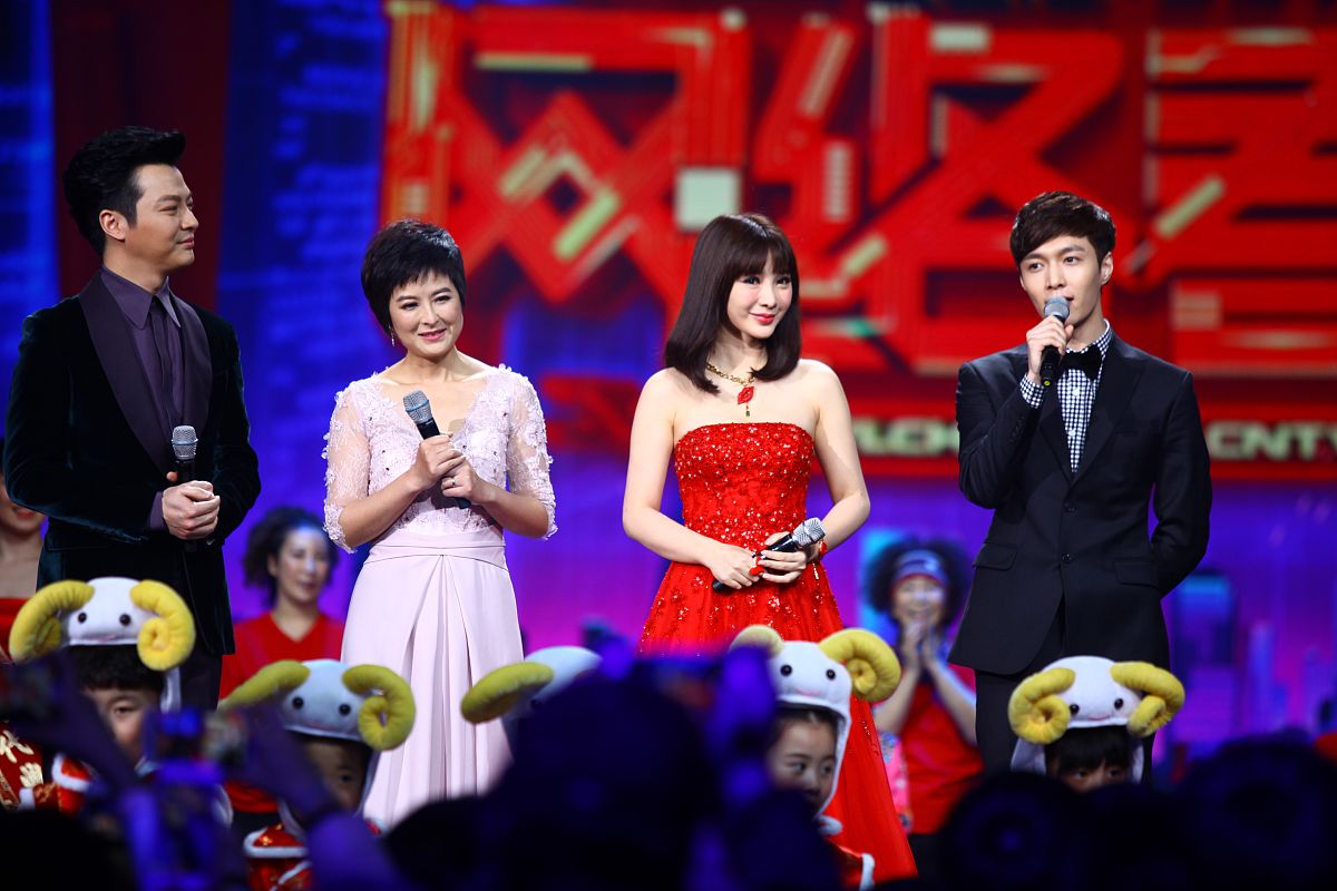 请在中国知网检索文献并以《电视节目跨界主持现象研究——以春晚为例》为题回答11选题背景、目的2电视行业跨界主持出现的原因 21跨界主持的界定概念 22跨界主持出现的原因 3春晚主持的变化过程 31春晚主持1983-2000年的表现 32春晚主持2000-2018年的表现 33春晚主持2018-2023年的表现 4春晚跨界主持的现状 5春晚跨界主持的影响 51春晚跨界主持有利方面 52春晚跨界主持不