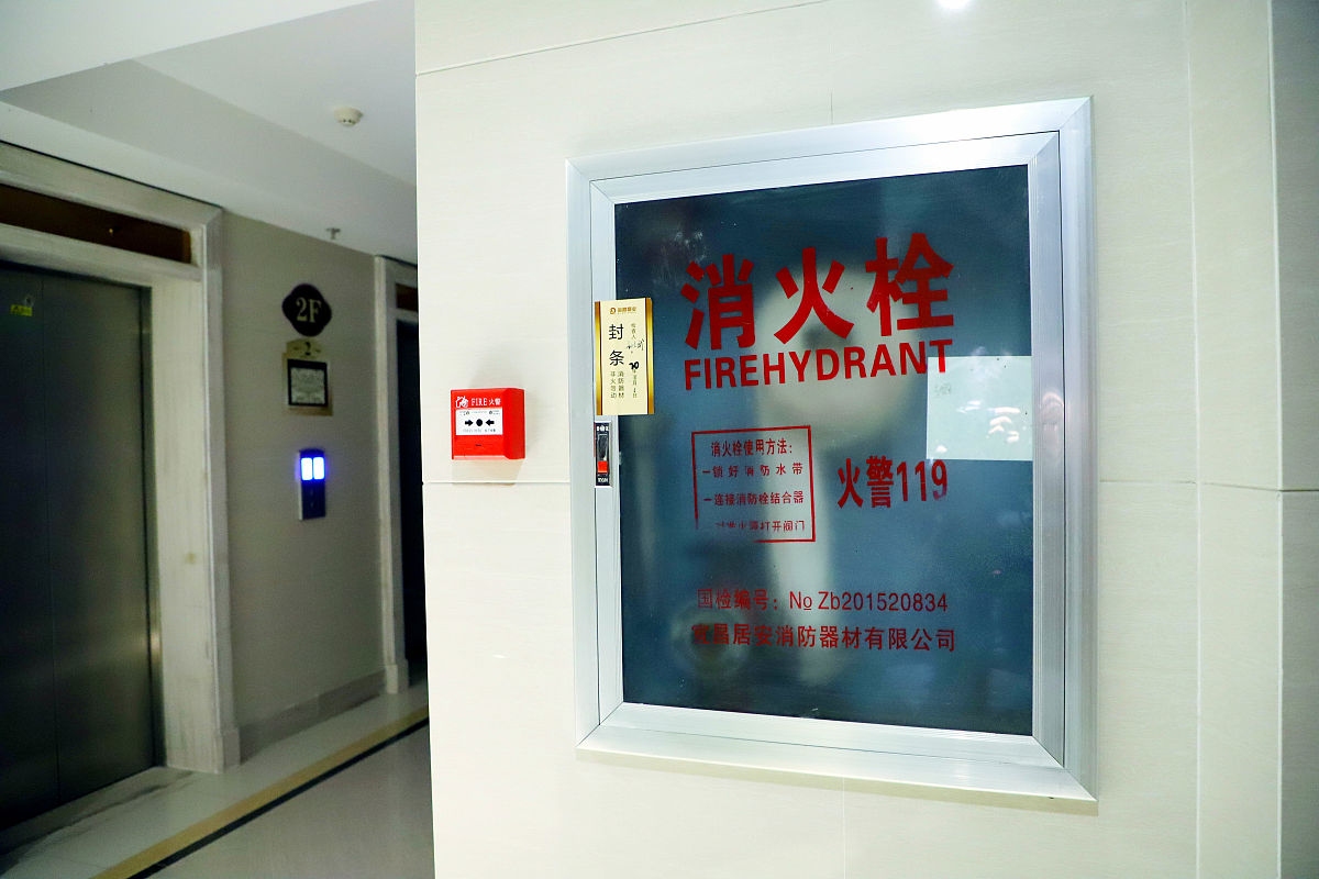 公共活动场所疏散通道出入口应设置手动火灾报警按钮