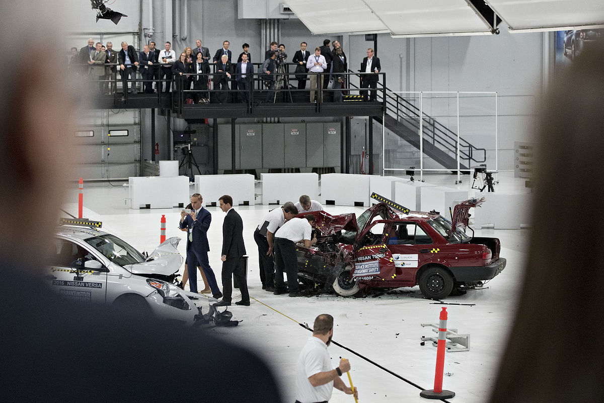 翻译- when and where will the vehilce delivered tracking number- when will the car be in Ingolstadt Klaus König- who is necessary for the acceptance of the vehicle befor testi