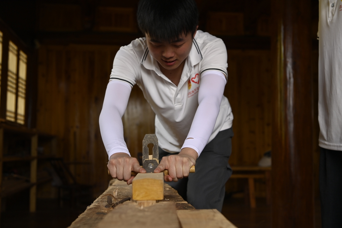 有时候直觉和经验比眼睛看到的更准确围绕这个道理编写一个故事内容