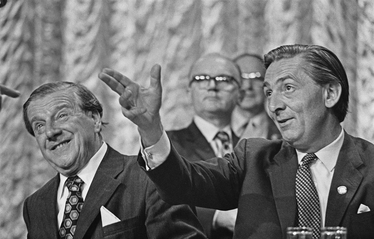 垄断组织的主要形式有以下的哪些A卡特尔B托拉斯C辛迪加D康采恩