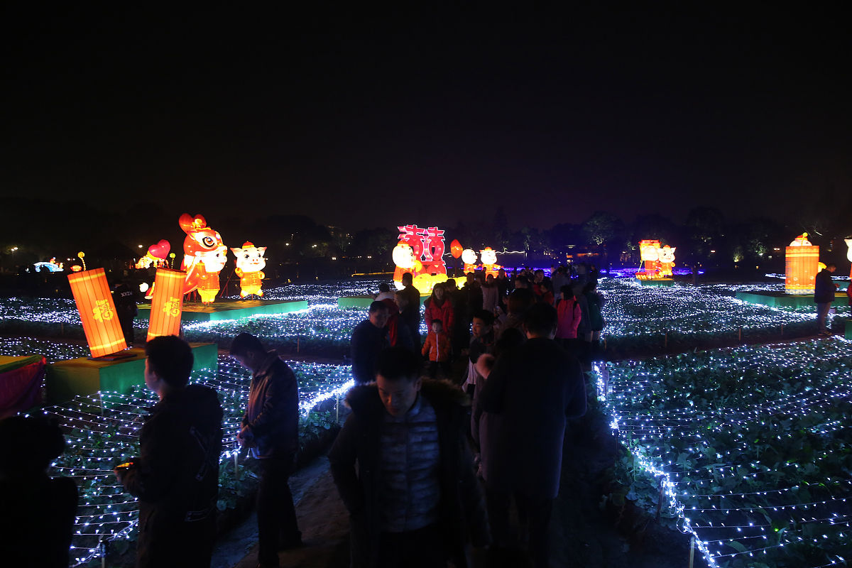 写一个民间故事里边有牛、溪流、小桥