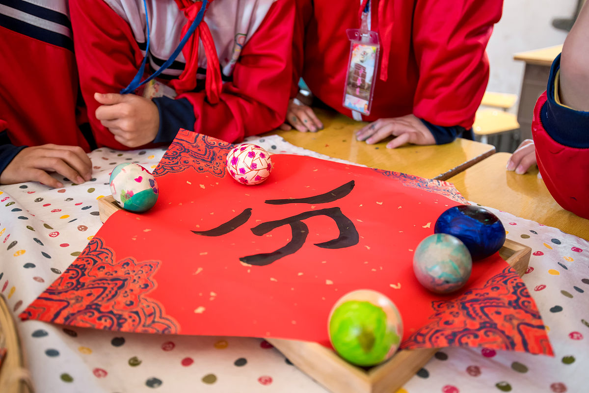 2022年3月19日,在江西省吉安市新干县实验小学四7班的周末托管课堂上,