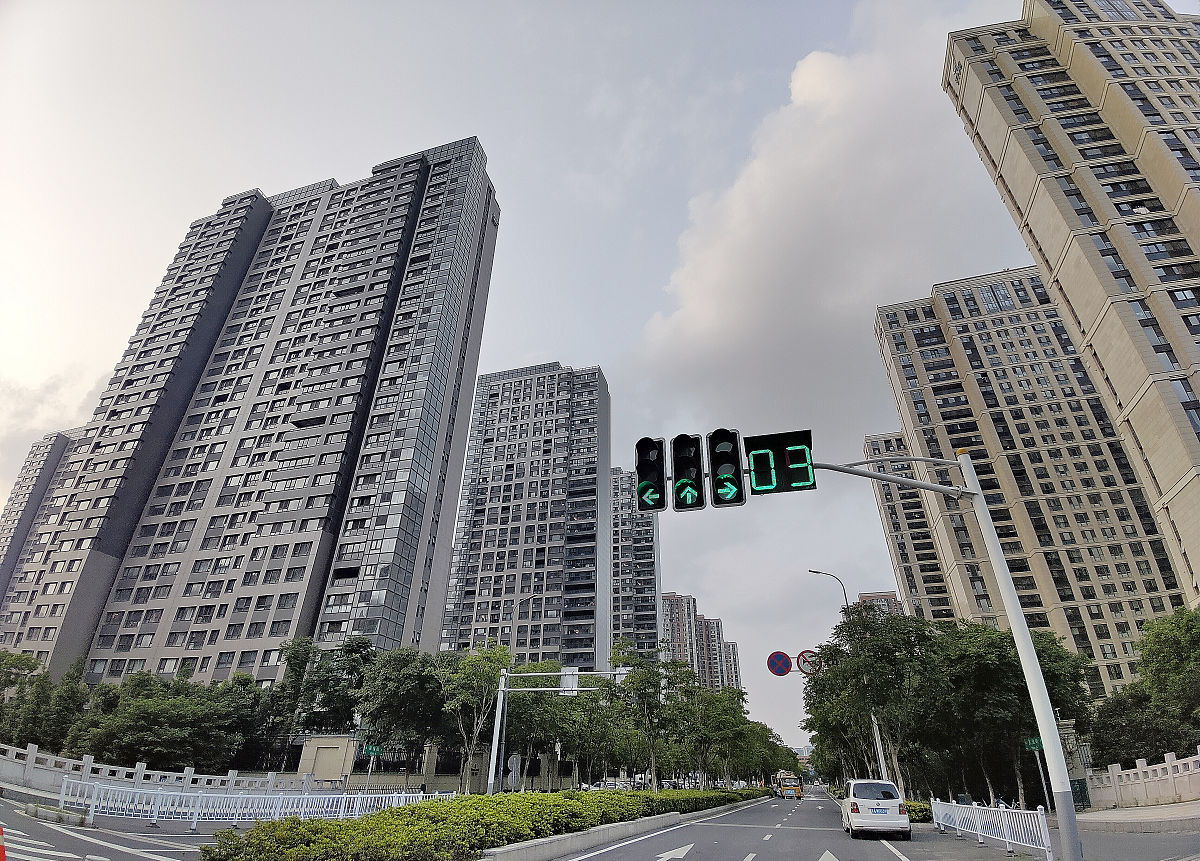 昆明小东地铁站到白云路口哪个出口可以到达翡翠湾商铺现代商务中心从哪个口 不少于250字帮我描述