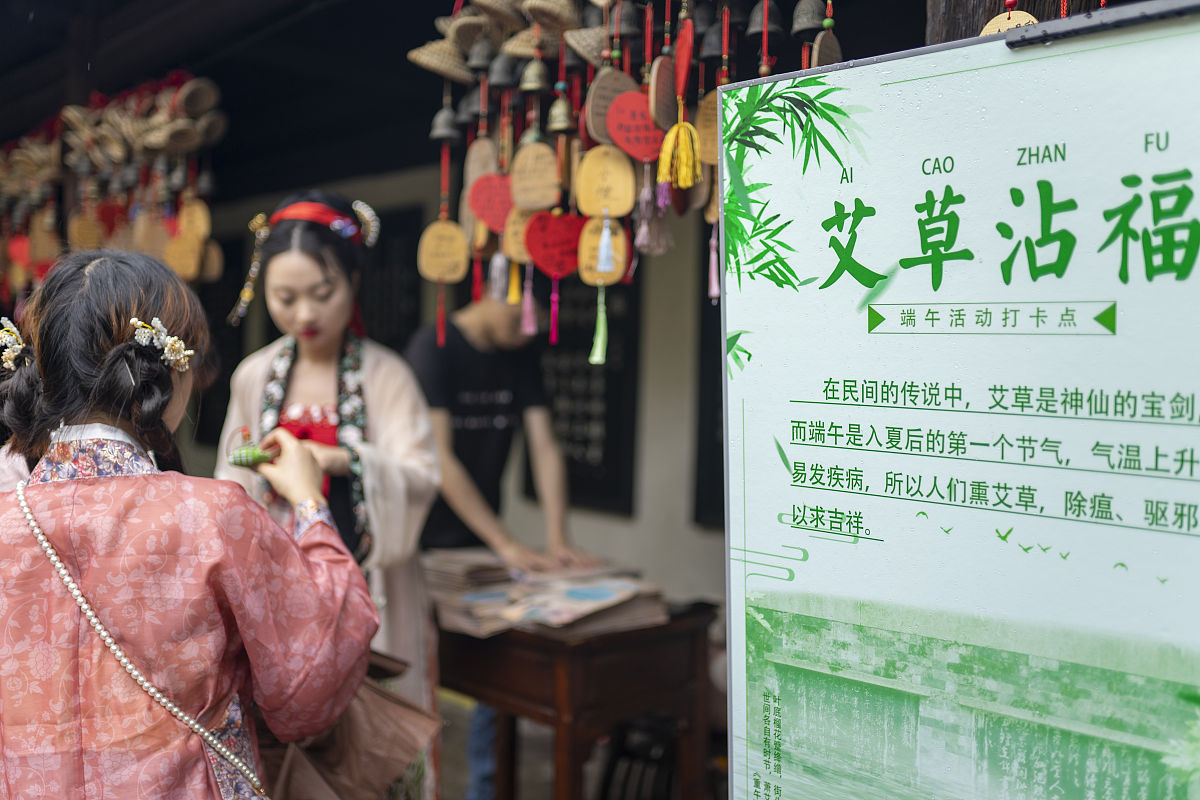 2020年6月25日,浙江绍兴,沈园举办"梦回宋朝,爱在沈园"汉服节,游客和