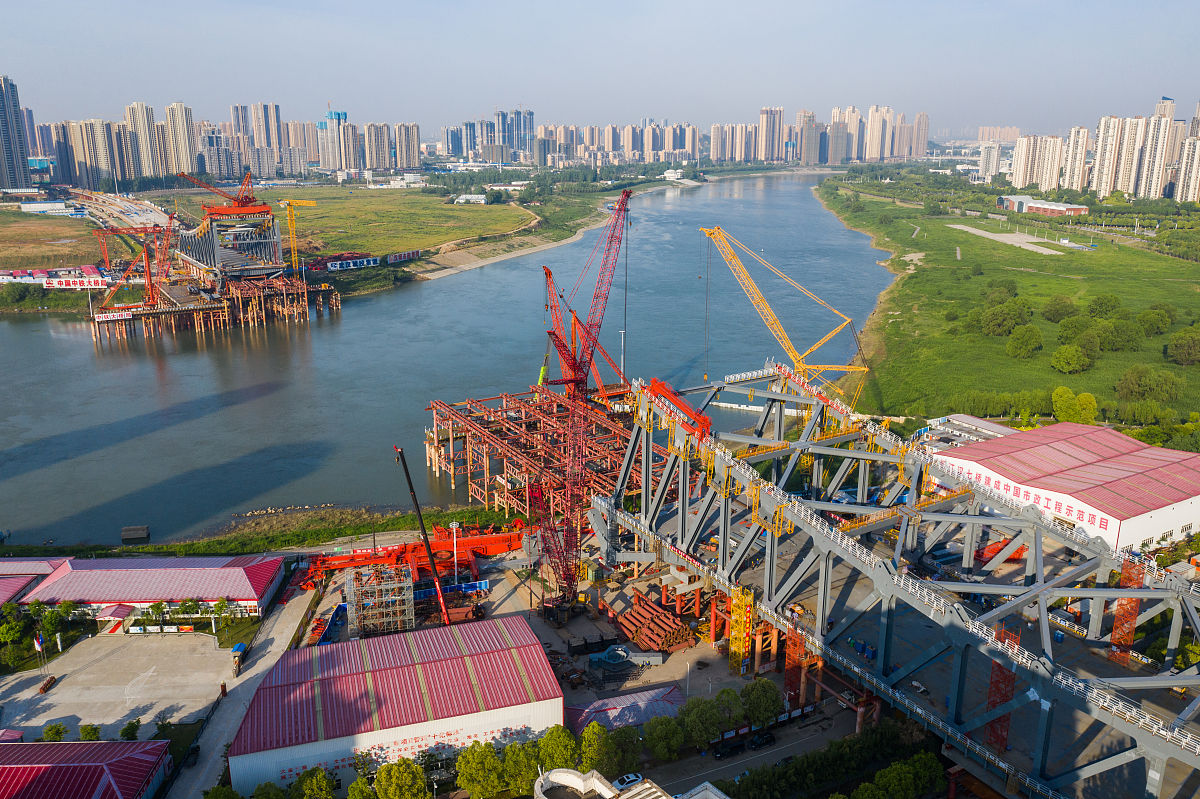 2020年4月25日,武汉,航拍下的江汉七桥施工现场全景.