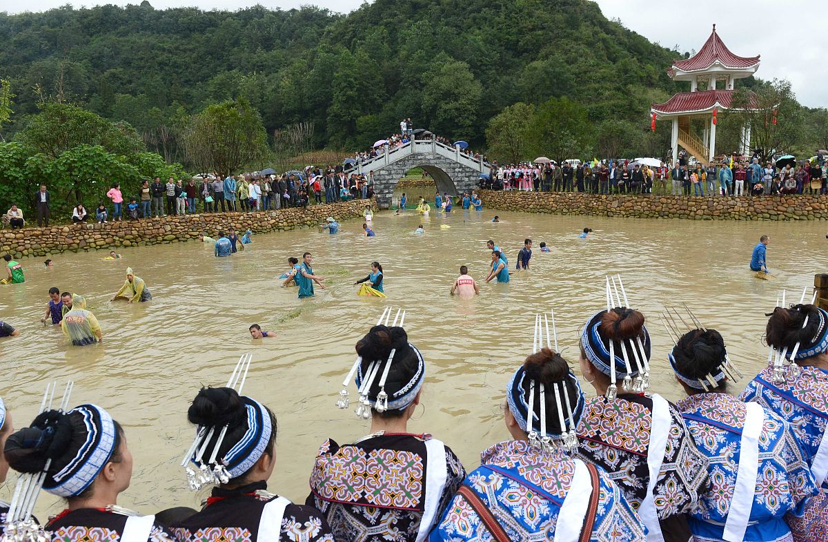 2015年10月01日,贵阳都拉布依族乡在该乡上水村举行"欢乐渔夫竟技"活